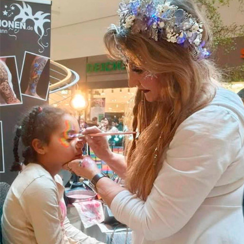 Kind wird geschminkt beim Schminkprogramm